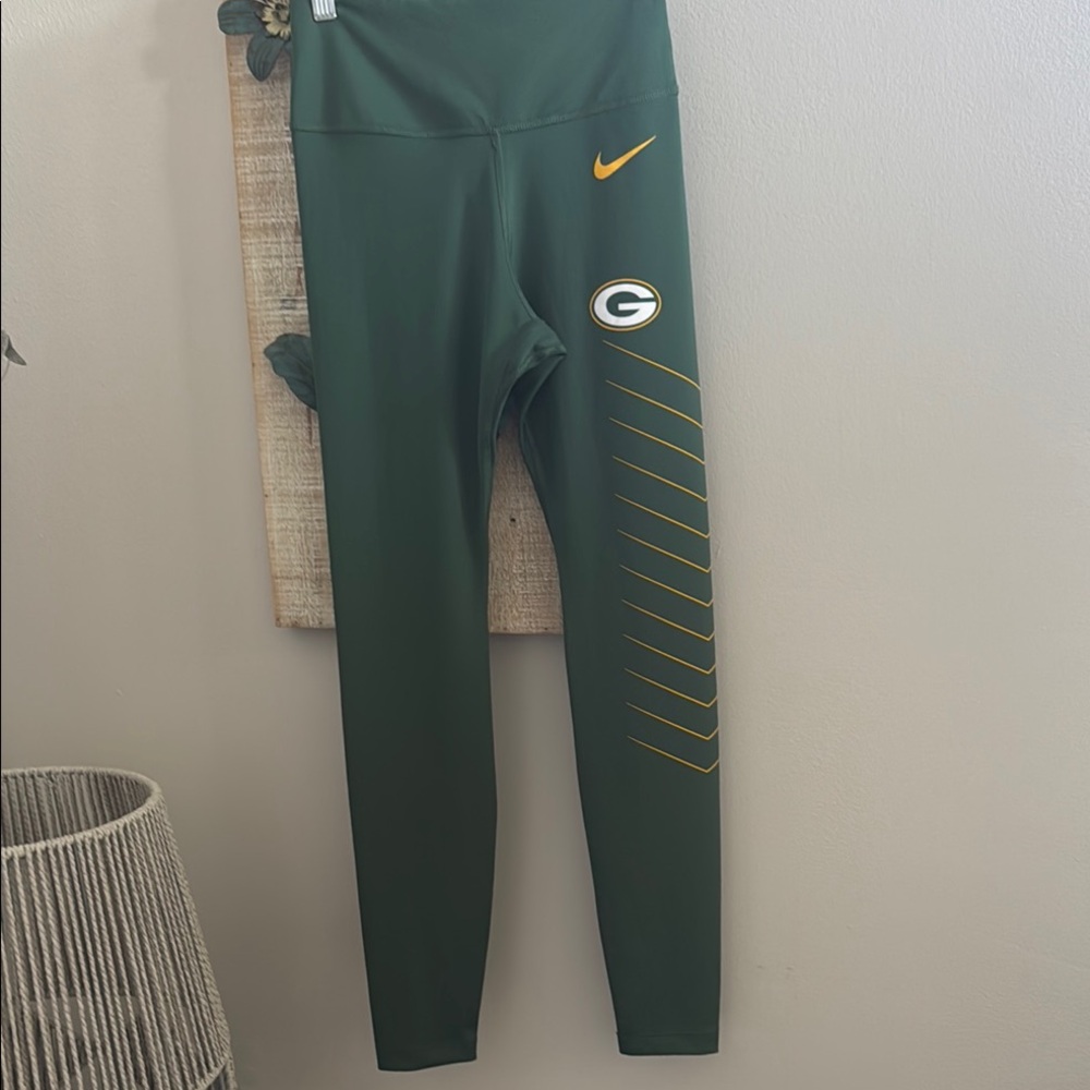 Nike Green Bay packers Leggings with Yellow Accents  x size small pre owned